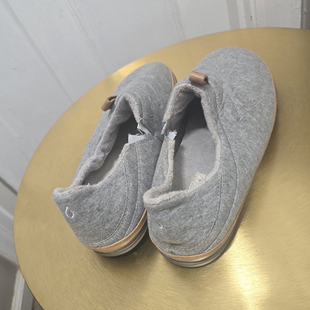 OluKai Mahana Convertible Quilted Slippers in gray. - Picture 5 of 9